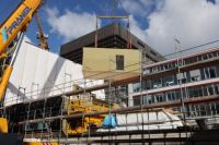 Holzmodul wird eingehoben