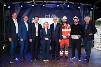 v.l.: Alexander Galvan (Drees & Sommer), AKH-Direktor Herwig Wetzlinger, Matthias Ristl (Strabag), Bundesministerin Eva-Maria Holzleitner, MedUni-Rektor Markus Müller, Alexander Mileski (Strabag), Adem Özcan (Strabag), Josef Moser (Moser Architects)