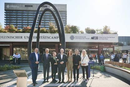 Gruppenfoto vor dem Corona-Denkmal am Vorplatz des Universitätsklinikums AKH Wien