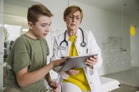 Ärztin berät Jugendlichen