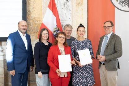 Vertreterinnen und Vertreter des Universitätsklinikums AKH Wien nehmen Gütesiegel Nestor von Bundesminister Johannes Rauch entgegen