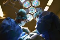 Zwei Personen operieren im OP-Saal