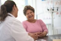 Patientin in Gespräch mit Ärztin